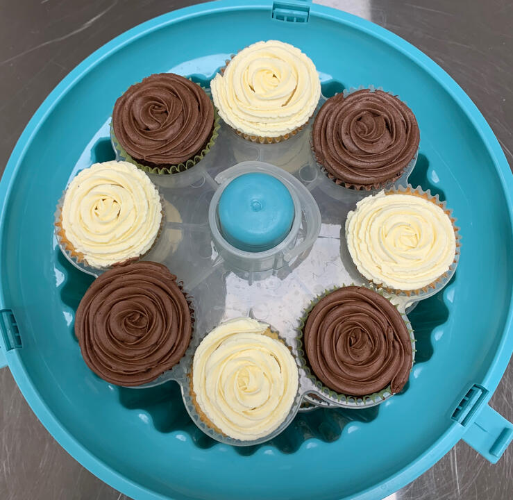 Chocolate &amp; Vanilla Cupcakes with Chocolate and Hydrox Buttecream