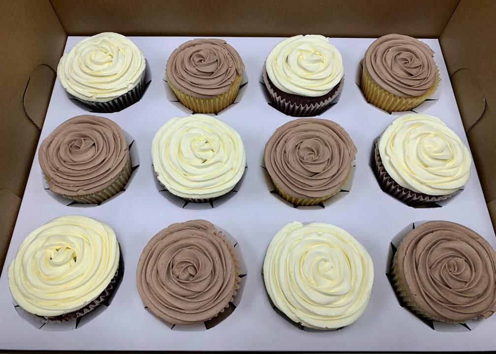 Chocolate &amp; Vanilla Cupcakes with Chocolate and Vanilla Buttercream
